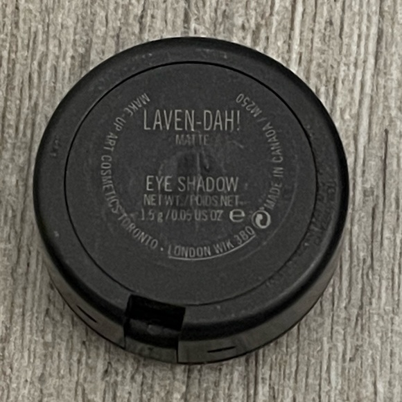 Discontinued MAC Eyeshadow LAVEN-DAH! - Picture 2 of 8